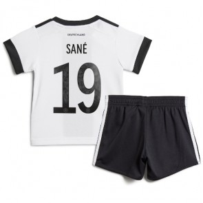 Niemcy Leroy Sane #19 Koszulka Podstawowych Dziecięca MŚ 2022 Krótki Rękaw (+ Krótkie spodenki)